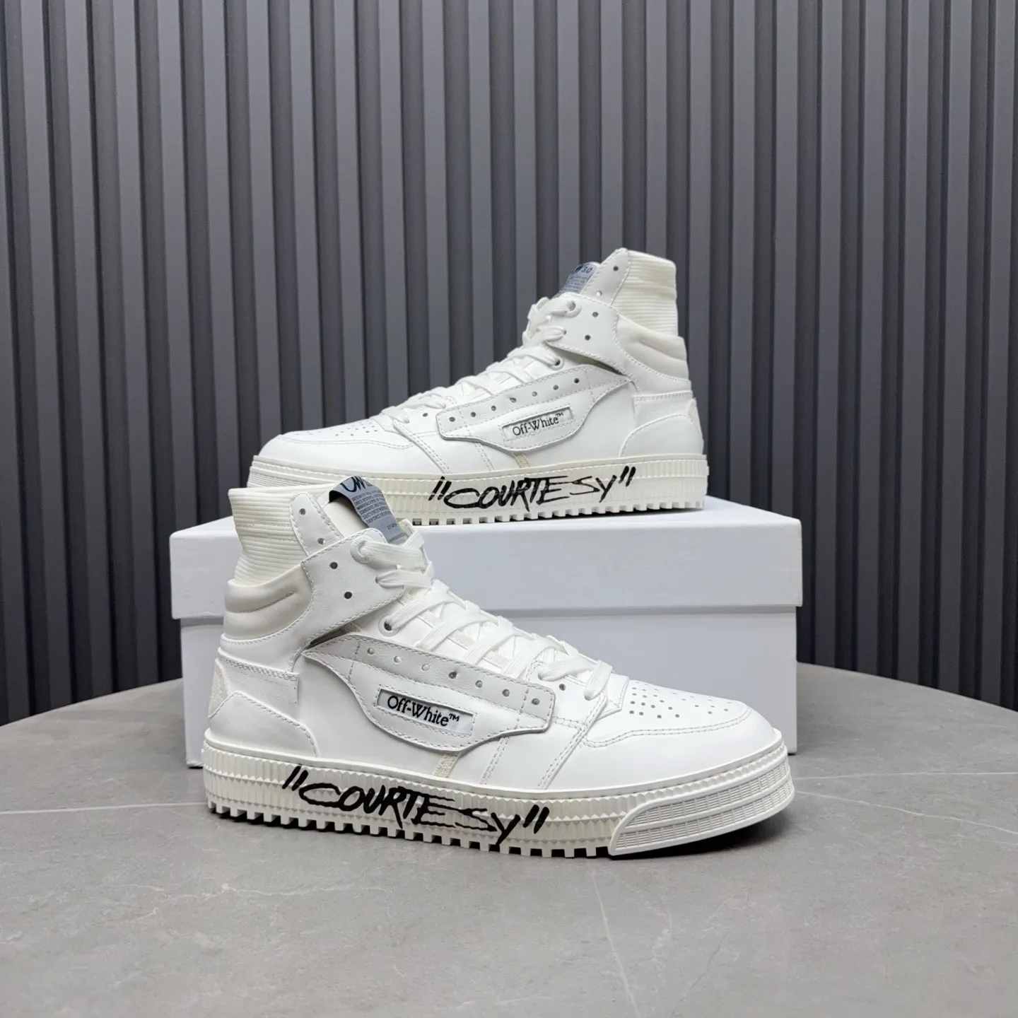 Men's shoes💰740 OFF WHITE ⚡️Couple style⚡️The latest spring style street casual shoes, released with the highest quality version on the market👊Series original mold opening, original lasting, production technology 1:1 original version➰🔜The best choice for more and more celebrities and Internet celebrities🔸In the classics Changes in the code🔸Innovate in the trend🔸Strive to break away from the shackles of bad street design🔝Although he is not the originator of fashion design, he is definitely a shining dark horse in avant-garde design🐴🆙Do not follow the trend🔅Not universal beauty🔅 Fabric💯First-layer cowhide Lining💯Imported skin-friendly and environmentally friendly polyester mesh Foot pads💯Original molded high-elastic environmentally friendly molding pads Midsole💯Made with original last-last technology Outsole💯Rubber outsole Packaging💯Official website synchronizes full set of packaging (brand wrapping paper, brand certificate, brand cloth bag) Code numbers 35-44, 45 46 Customized